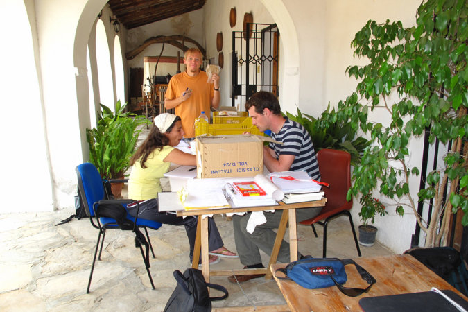 Doriana Gemma, Johannes Gilhaus und Max Herbst beim Sichten des Materials der Altgrabungen im Magazin des Museums Sa Domu Nosta in Senorbì