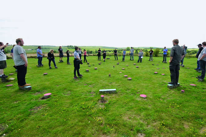 Das Sanctuary von Overton Hill in der rituellen Landschaft rund um Avebury in der nördlichen Salisbury Plain: Baurekon struktion der Archäologie einmal anders.