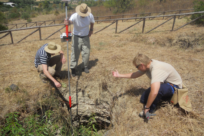 Prof. Dr. Norbert Kersting, Max Herbst and Johannes Gilhaus surveying a tomb