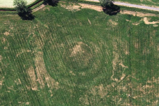 Positive and negative crop marks of the “Schwatte Borg” Positive and negative crop marks of the “Schwatte Borg”