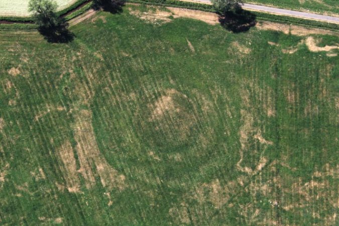 Positive and negative crop marks of the “Schwatte Borg”