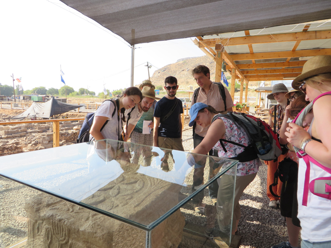 IGemeinsame Betrachtung des Magdala-Steins (1. Jh. v. Chr.-1. Jh. n. Chr.) IGemeinsame Betrachtung des Magdala-Steins (1. Jh. v. Chr.-1. Jh. n. Chr.)