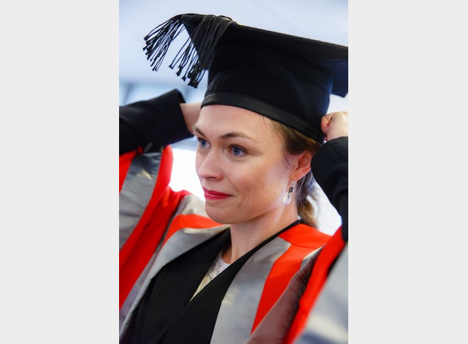 Tanja Novcovic placing a motarboard on her head