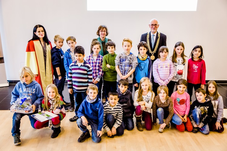 A group photo of Friederikaschule class 3a sitting and standing in the conference centre, having just received their prize