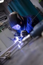 Mitarbeiter beim Schweissen