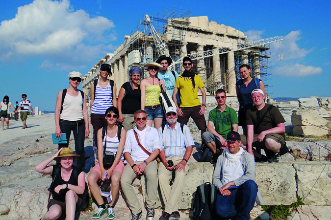 Die Reisegruppe posiert vor dem Parthenon