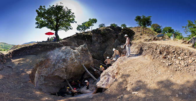 Die Freilegung des übertägigen Bereichs des alten Goldbergwerks hat 10 Jahre gedauert. 2 Bergbauphasen wurden dokumentiert: Während der frühbronzezeitliche Bergbau eine Tiefe von 30 m erreichte, endete der spätantike Bergbau bereits in 9 m Tiefe Die Freilegung des übertägigen Bereichs des alten Goldbergwerks hat 10 Jahre gedauert. 2 Bergbauphasen wurden dokumentiert: Während der frühbronzezeitliche Bergbau eine Tiefe von 30 m erreichte, endete der spätantike Bergbau bereits in 9 m Tiefe