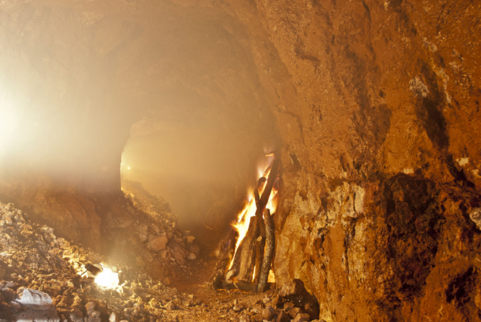 Goldbergwerk von Sakdrissi, Untertage: Die Experimente zum Feuersetzen ließen die Schwierigkeiten der alten Bewetterungsbedingungen erahnen Goldbergwerk von Sakdrissi, Untertage: Die Experimente zum Feuersetzen ließen die Schwierigkeiten der alten Bewetterungsbedingungen erahnen