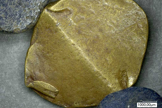 Aus den Königsgräbern wurden zahllose Perlen geborgen, von denen viele so genannte Schmetterlingsperlen aus Gold waren. Sie wurden aus zwei aneinander geschweißten Goldblechstücken hergestellt. Diese Aufnahme wurde mit einem transportablen digitalen Mikroskop der Fa. Keyence im Penn Museum aufgenommen