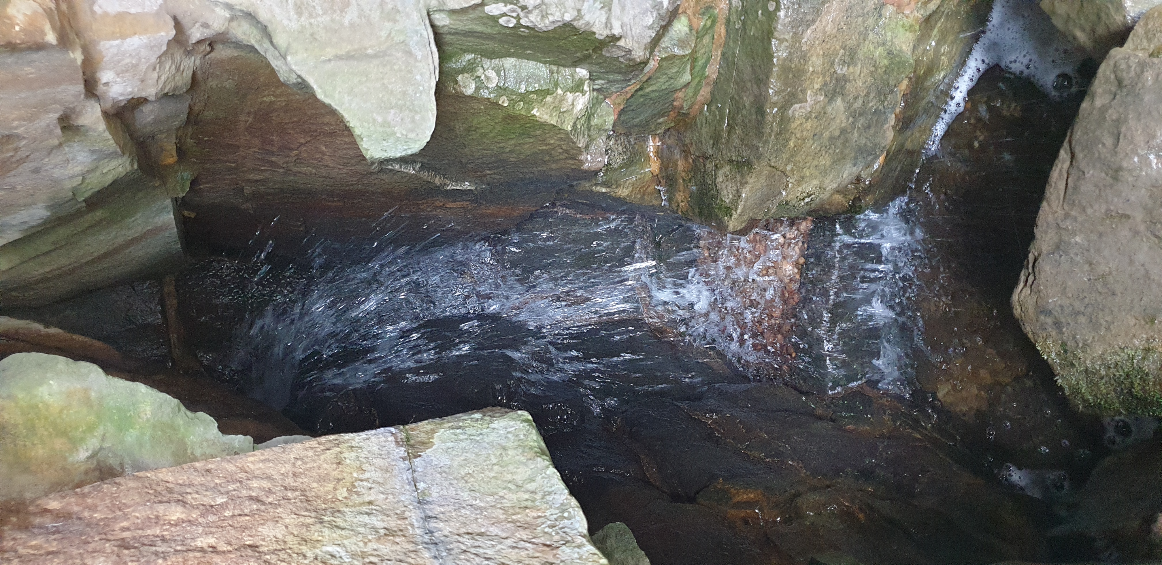 Hinter dem Wasserfall