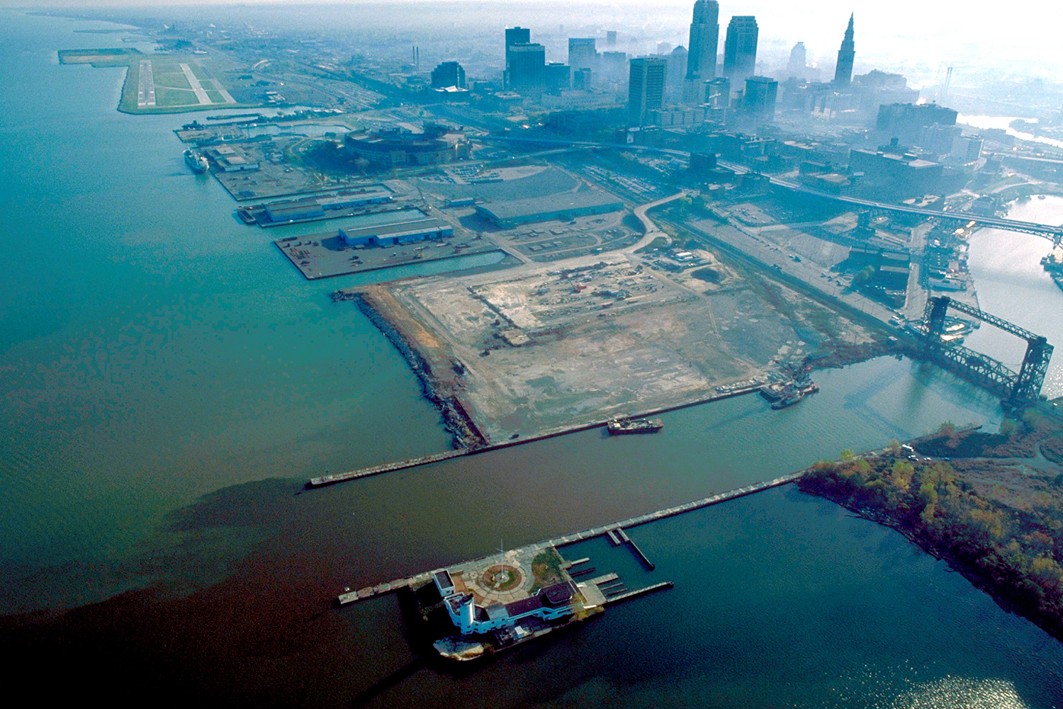 https://en.wikipedia.org/wiki/Cleveland#/media/File:Cleveland_Ohio_aerial_view.jpg