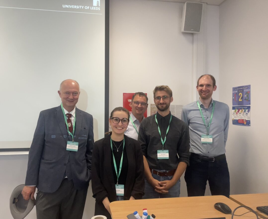 Von links nach rechts:  Prof. Gerhard Lubich, Julia Andree, Prof. Andreas Kuczera, Jan Lemmer und Jun.-Prof. Matthias Weber