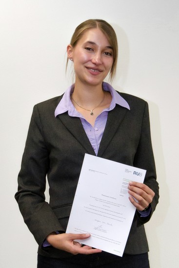Veronika Luft holding her certificate