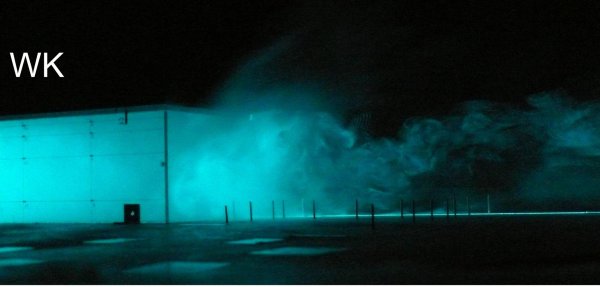 Bild 2: Darstellung der Ausbreitung von Partikeln aus einer leeseitig offenen Halle: Laserlichtschnitt eines Rauchversuches im Windkanal