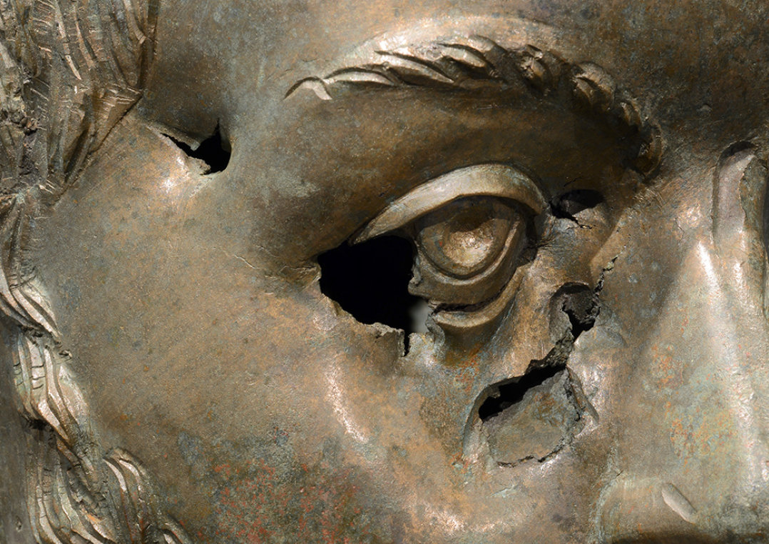 Detail der Zerstörungsspuren am Bronzeportrait
