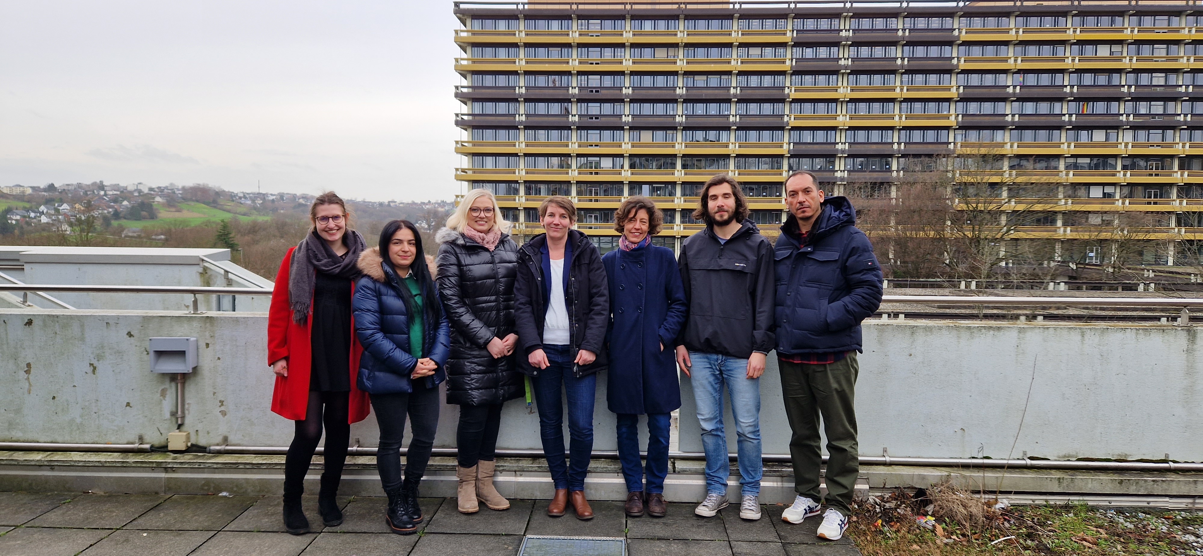 Das FLOH-Team vor dem Gebäude GA