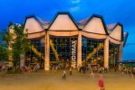Das Audimax in der Abenddämmerung