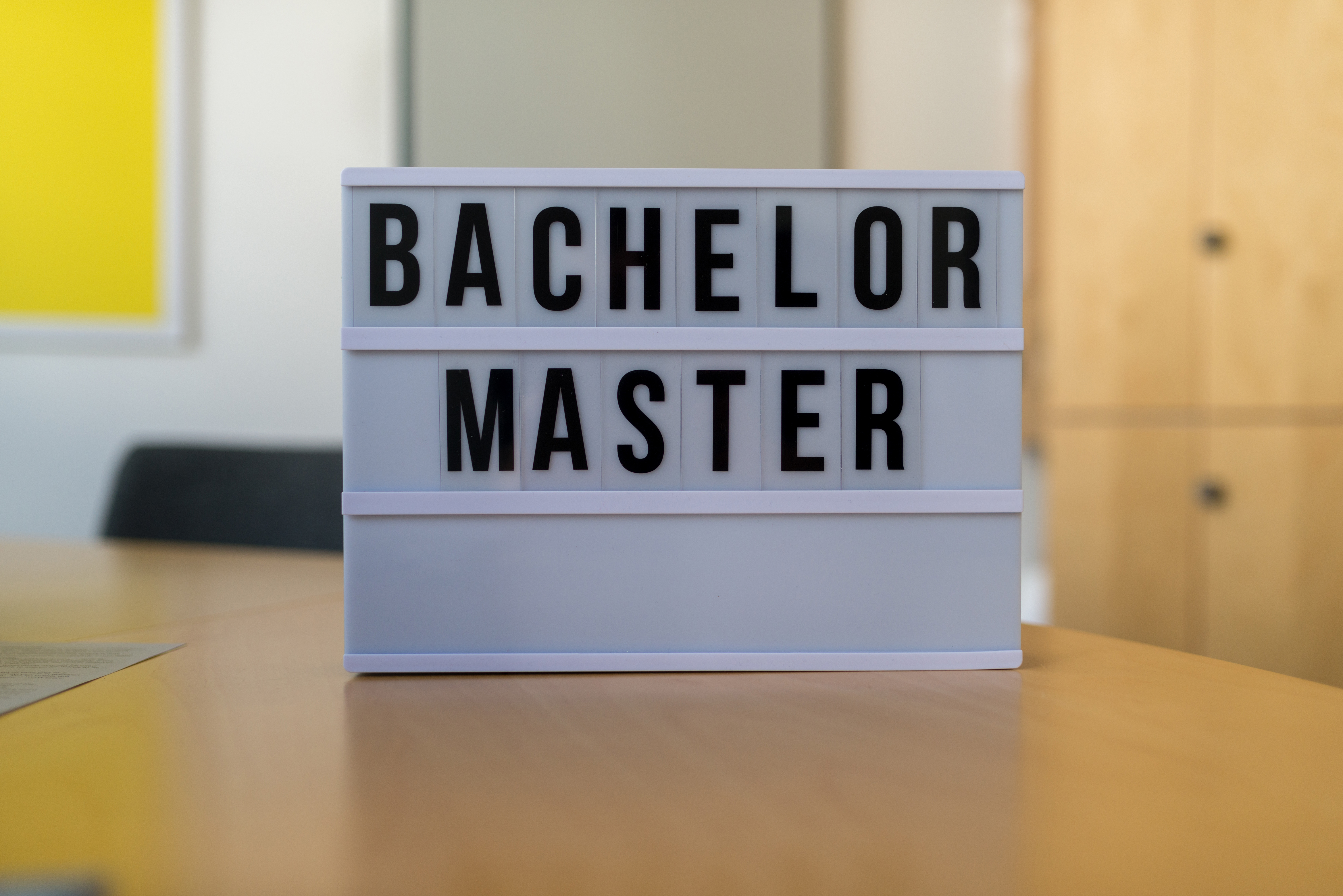 Schild, auf dem Bachelor/Master steht