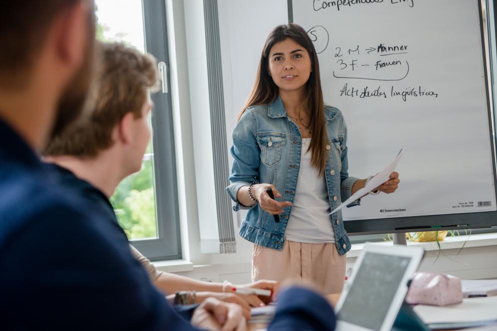 Junge Frau vor Flipchart