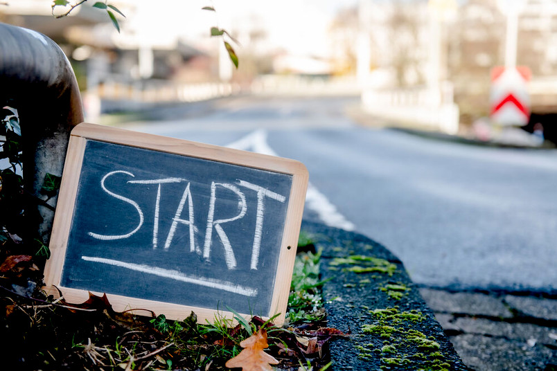 Tafel mit dem Wort „Start“