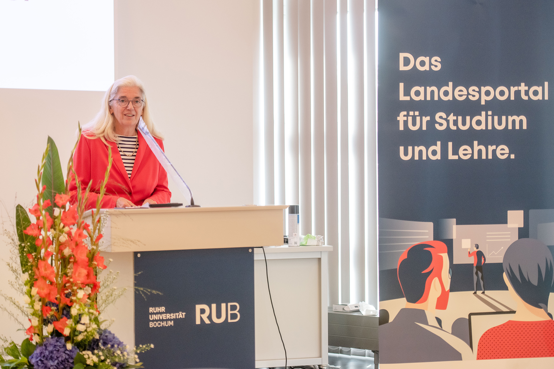  Ministerin Isabel Pfeiffer-Poensgen eröffnet das Portal.