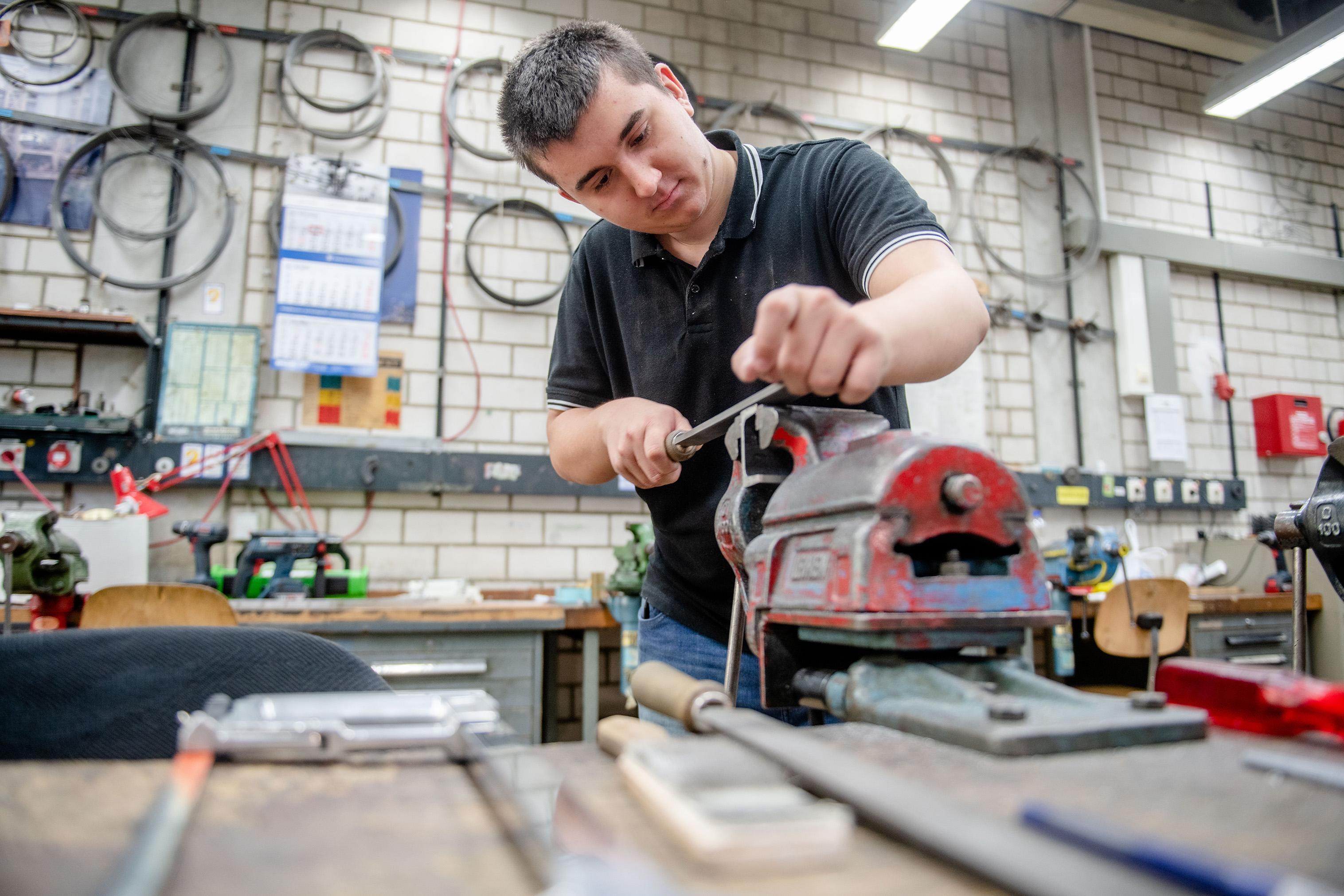  Joel Kaluza steht ganz am Beginn seiner dreieinhalbjährigen Ausbildung zum Feinwerkmechaniker.
