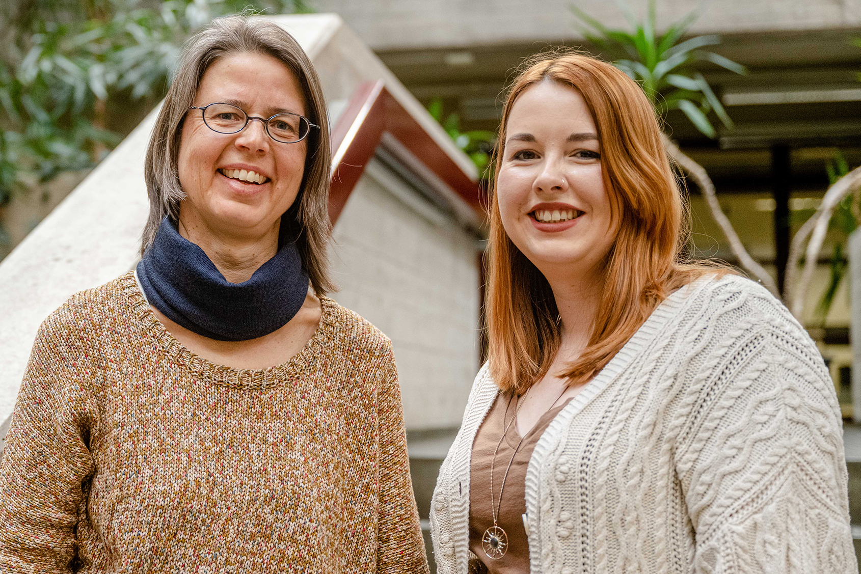 Hochschulbibliographie: Zwei Frauen in der Unibibliothek