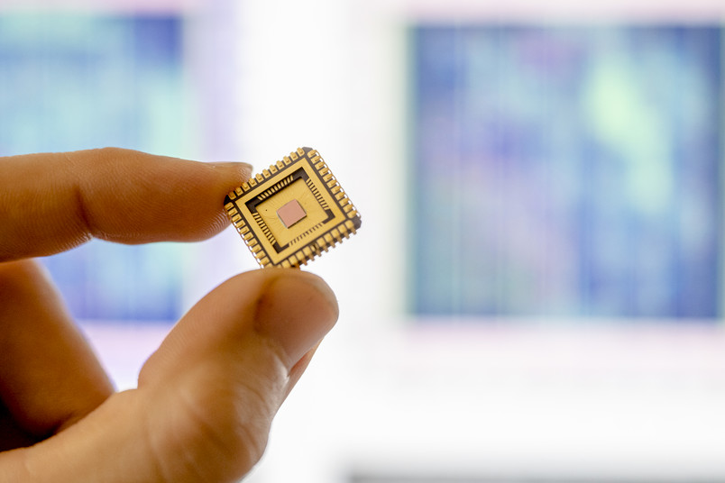 Mikrochip zwischen zwei Fingern