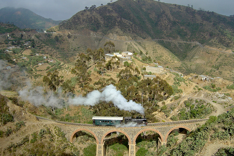 Dampfeisenbahn fährt durch Berglandschaft
