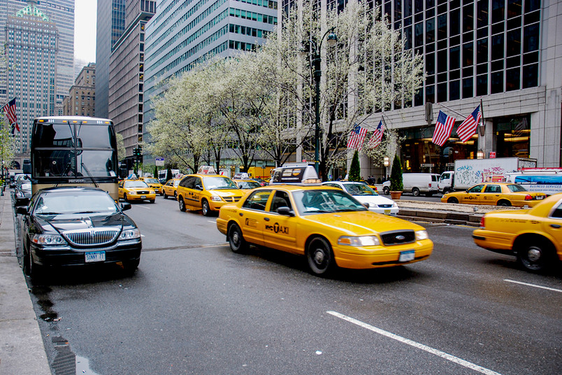 Straßenszene New York mit gelben Taxis