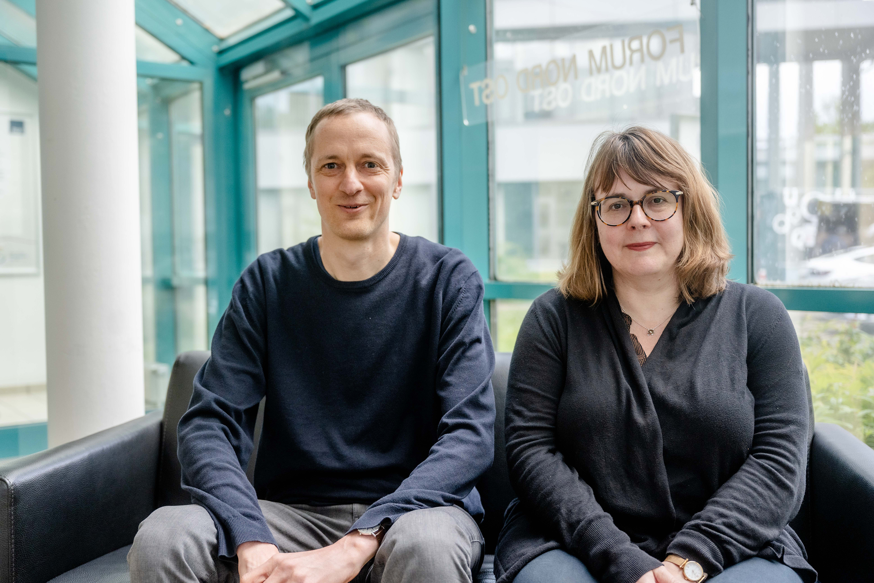 Nachhaltigkeit: zwei Menschen auf Sofa