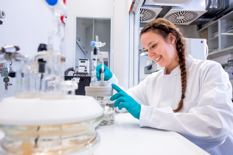Materialwissenschaft: Studentin im Labor