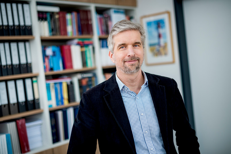 Porträt:  Prof. Dr. Ralf Drautz forscht am Interdisciplinary Centre for Advanced Materials Simulation, kurz ICAMS.