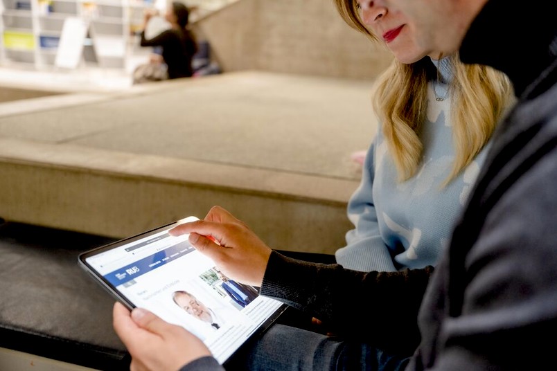 Digitales Lernen: 2 Studis am Tablet