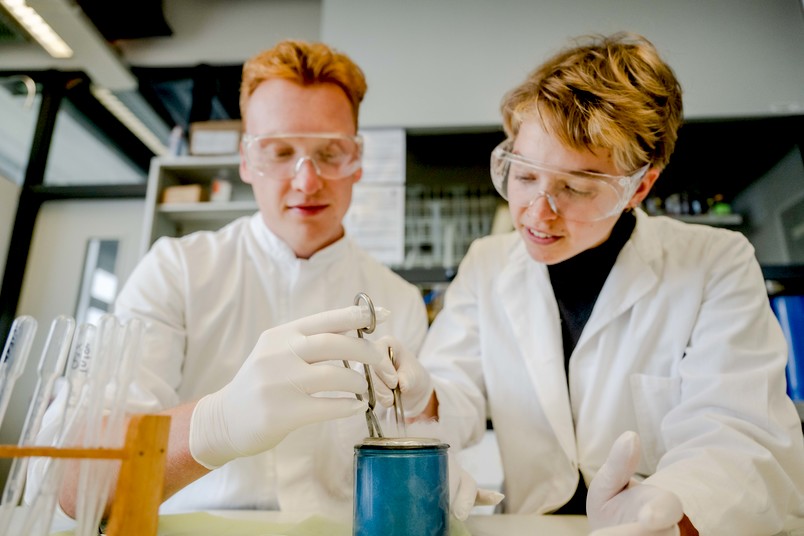 Zwei junge Forscher im Labor, eine Frau, ein Mann