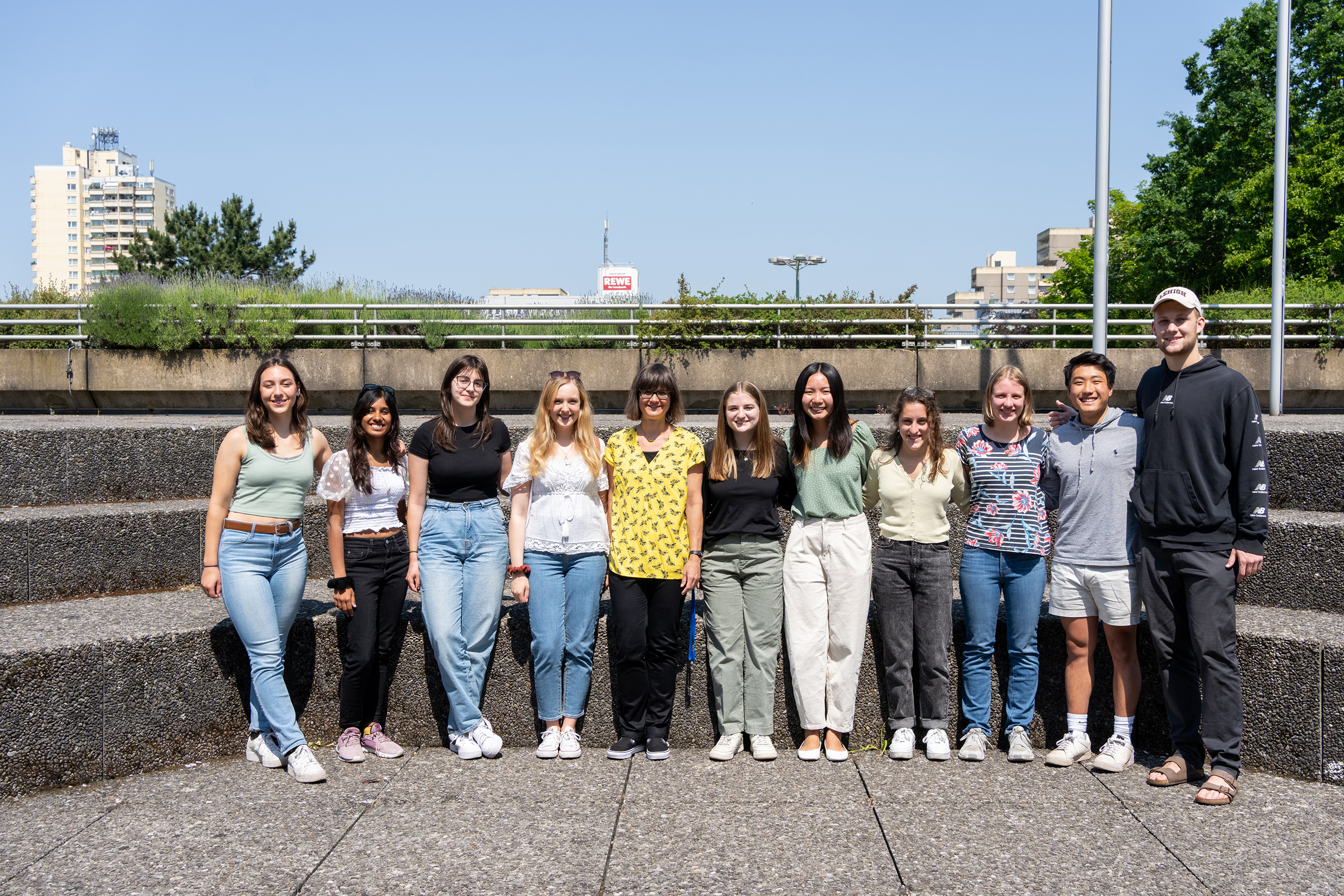 Gruppenbild mit 11 Menschen, 9 Frauen, 2 Männer