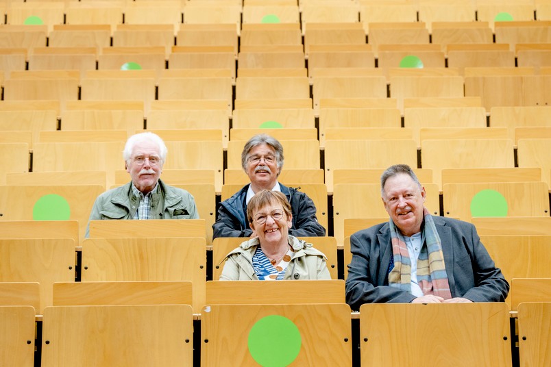 Vier Menschen im Hörsaal