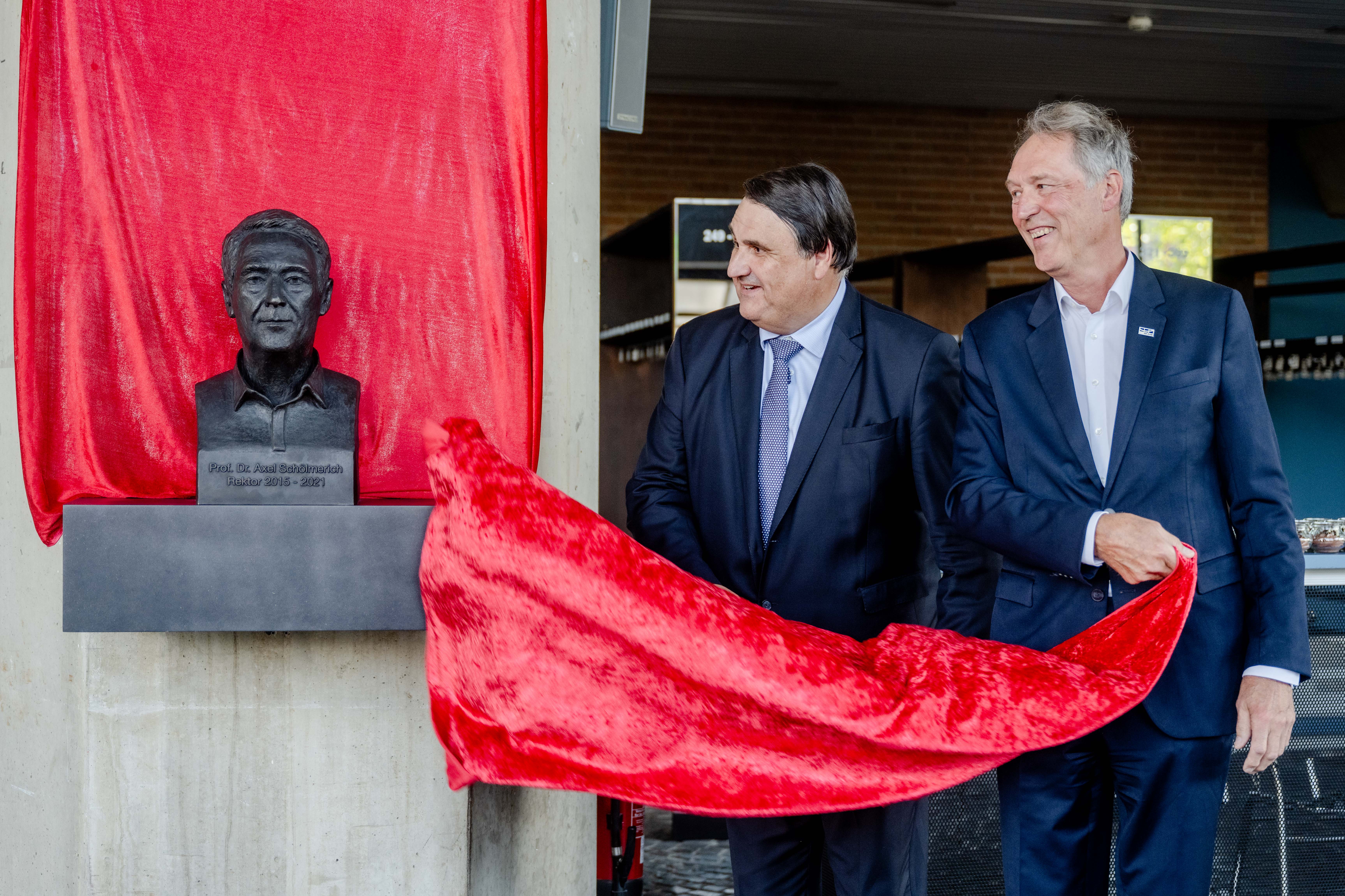 Enthüllung einer Büste mit zwei Männern