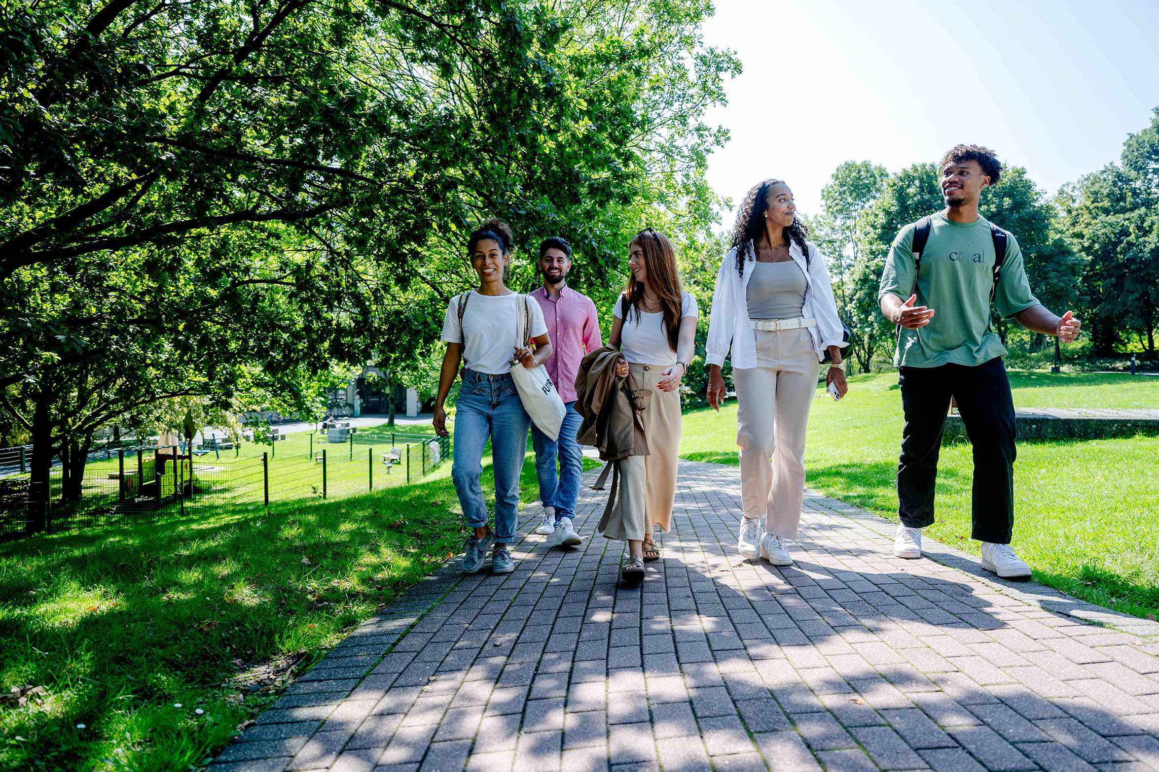 5 Studenten auf dem Campus