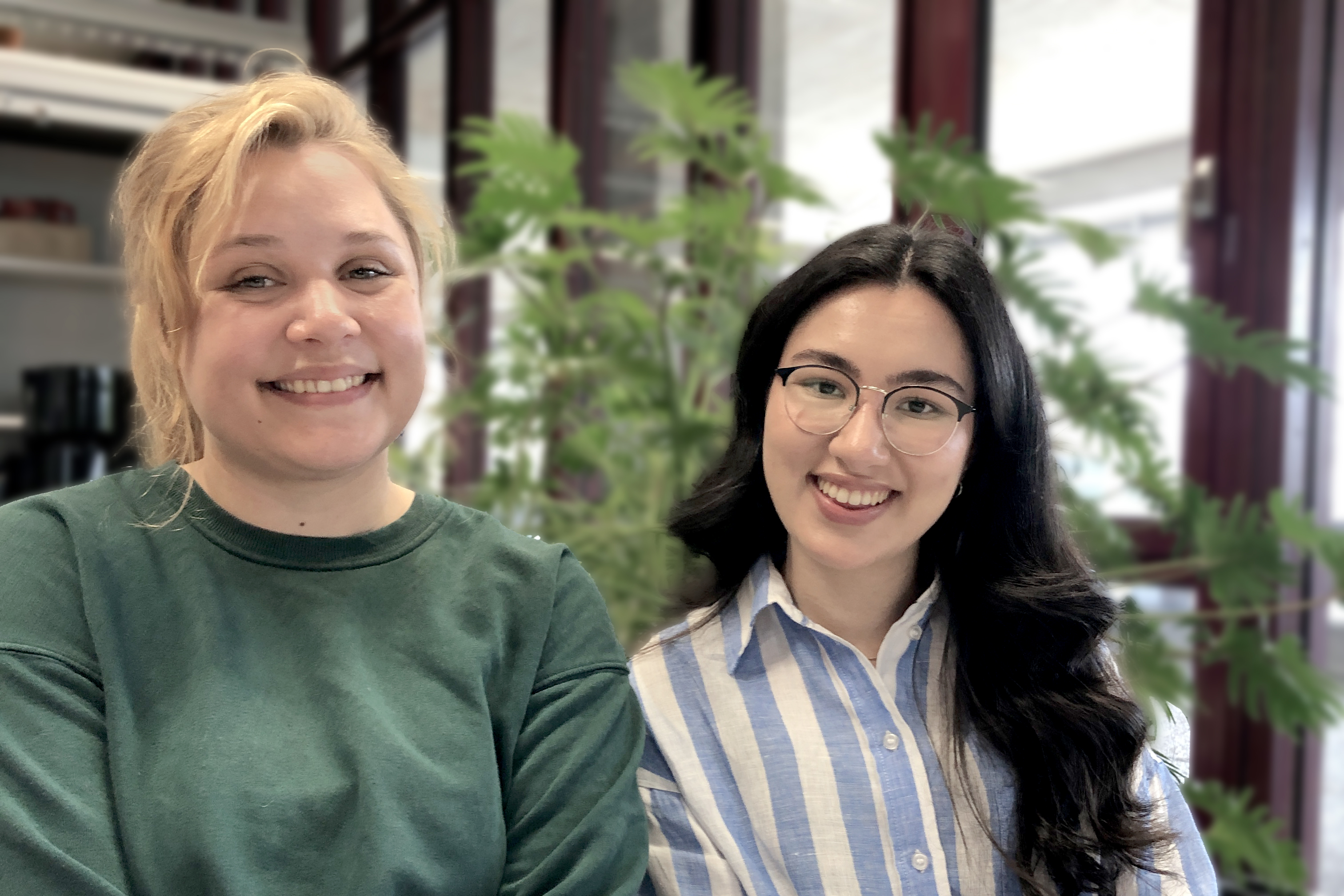 Deborah Schneider (links) und Nur Karaduman arbeiten seit Mai 2022 als Schreibtutorinnen im Schreibcafé.
