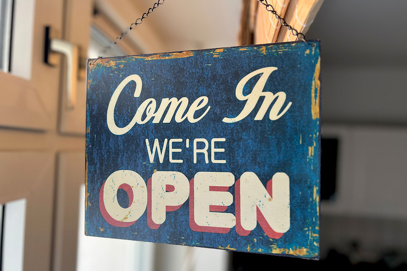 Schild mit Aufschrift We are open.