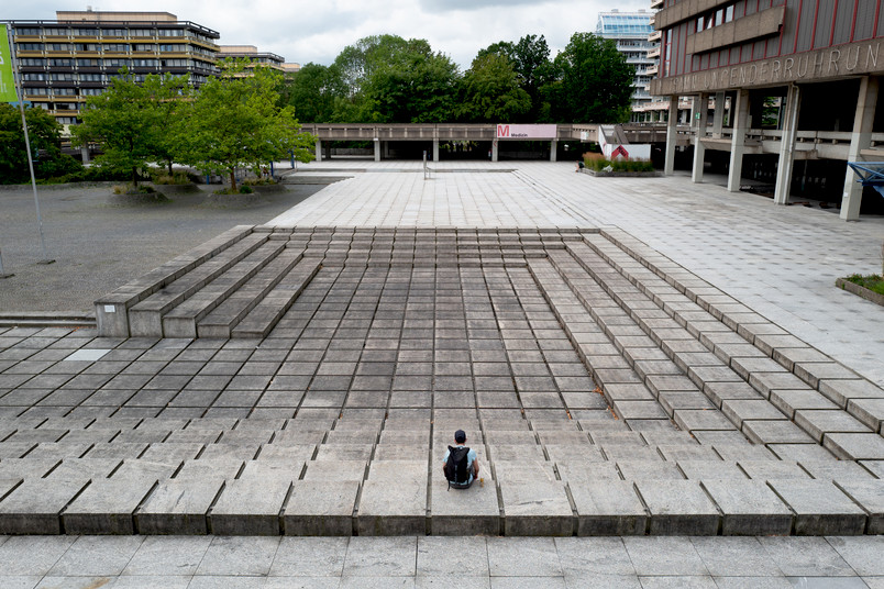 Ein Mensch ganz allein auf dem zentralen Platz-Platz der RUB
