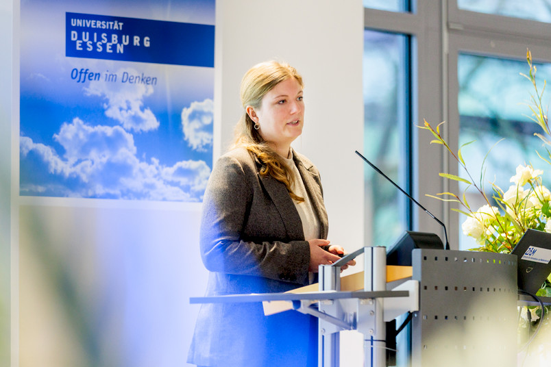 Frau hält Rede