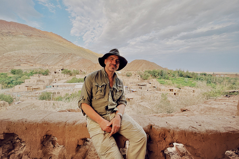 Mann, der aussieht wie Indiana Jones, vor Wüste