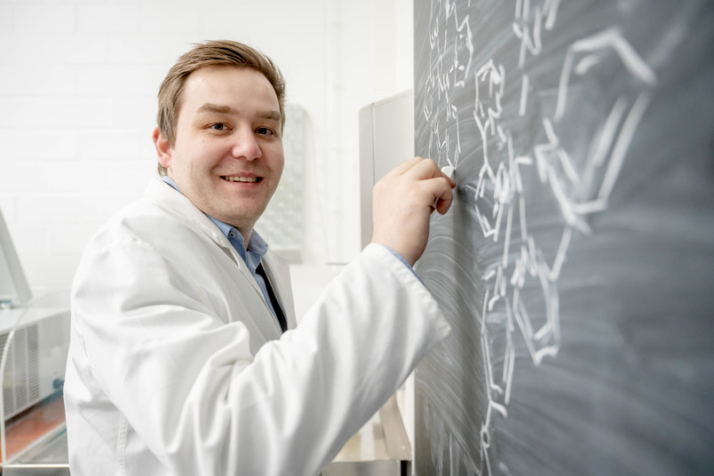 Chemie: Johannes Karges steht an einer Tafel
