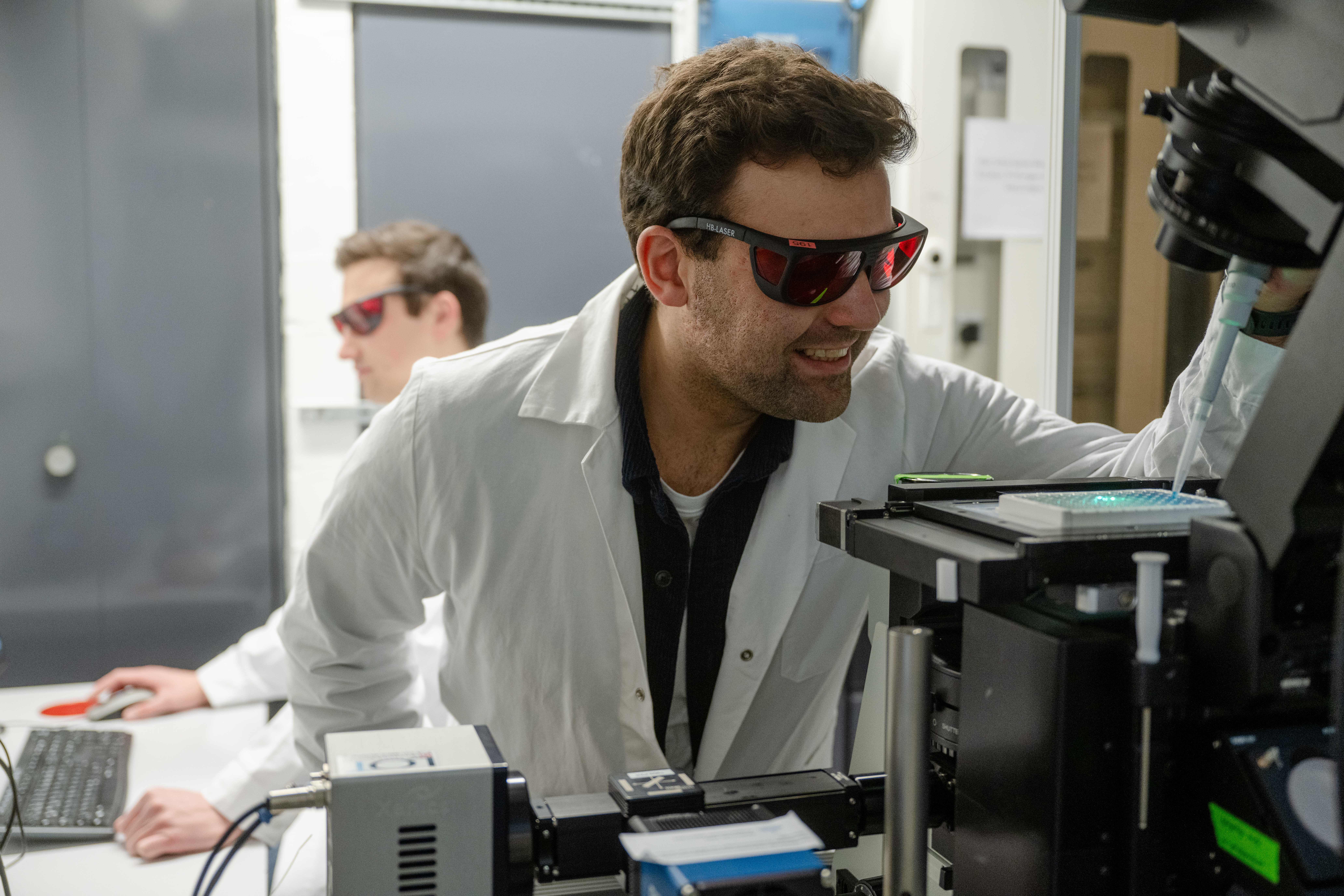 Zwei Forscher im Kittel im Labor