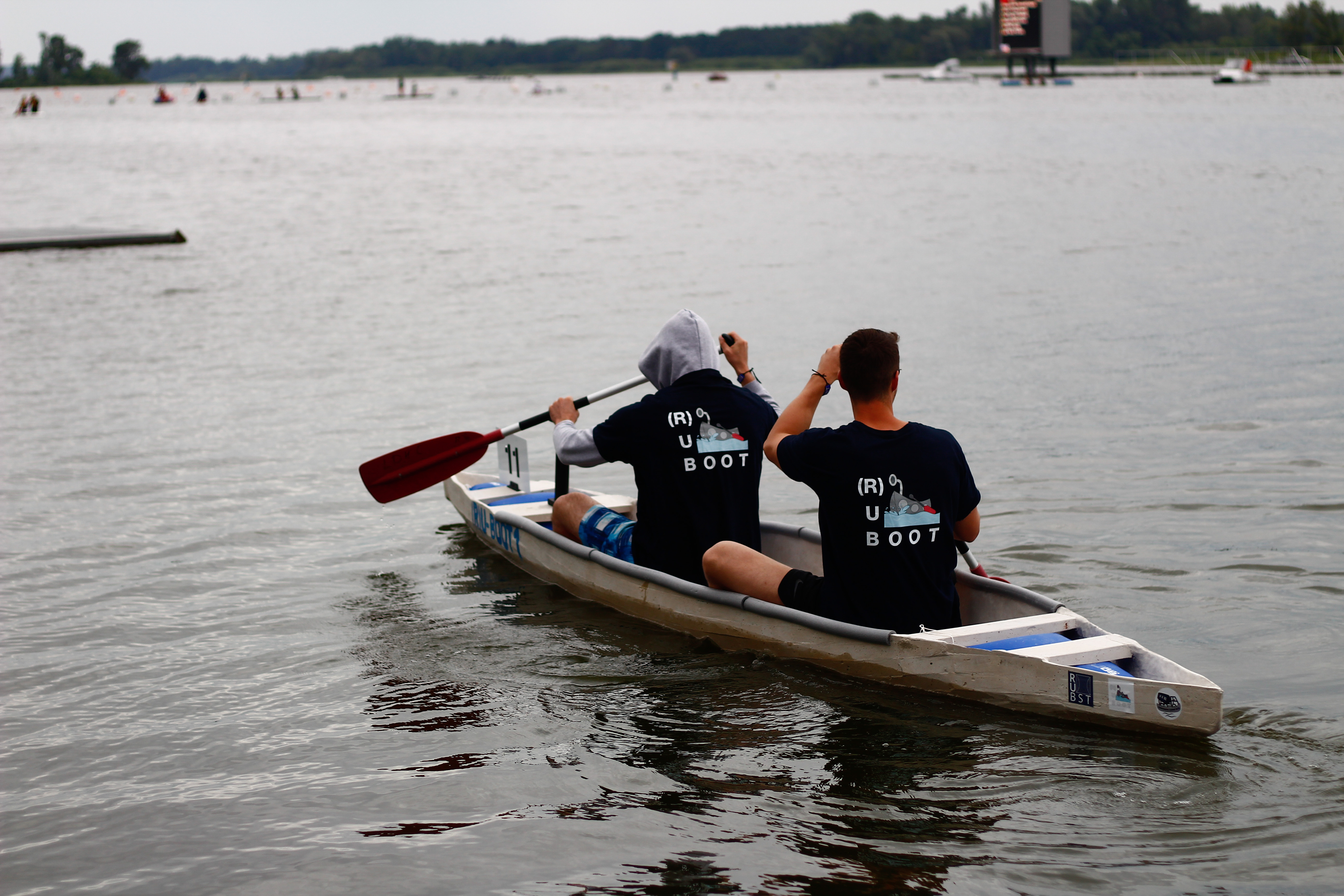 Betonkanu auf dem Wasser