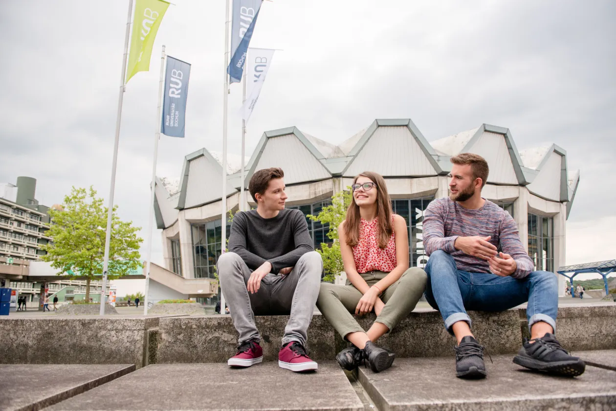 Studierende auf dem Campus vor dem Audimax