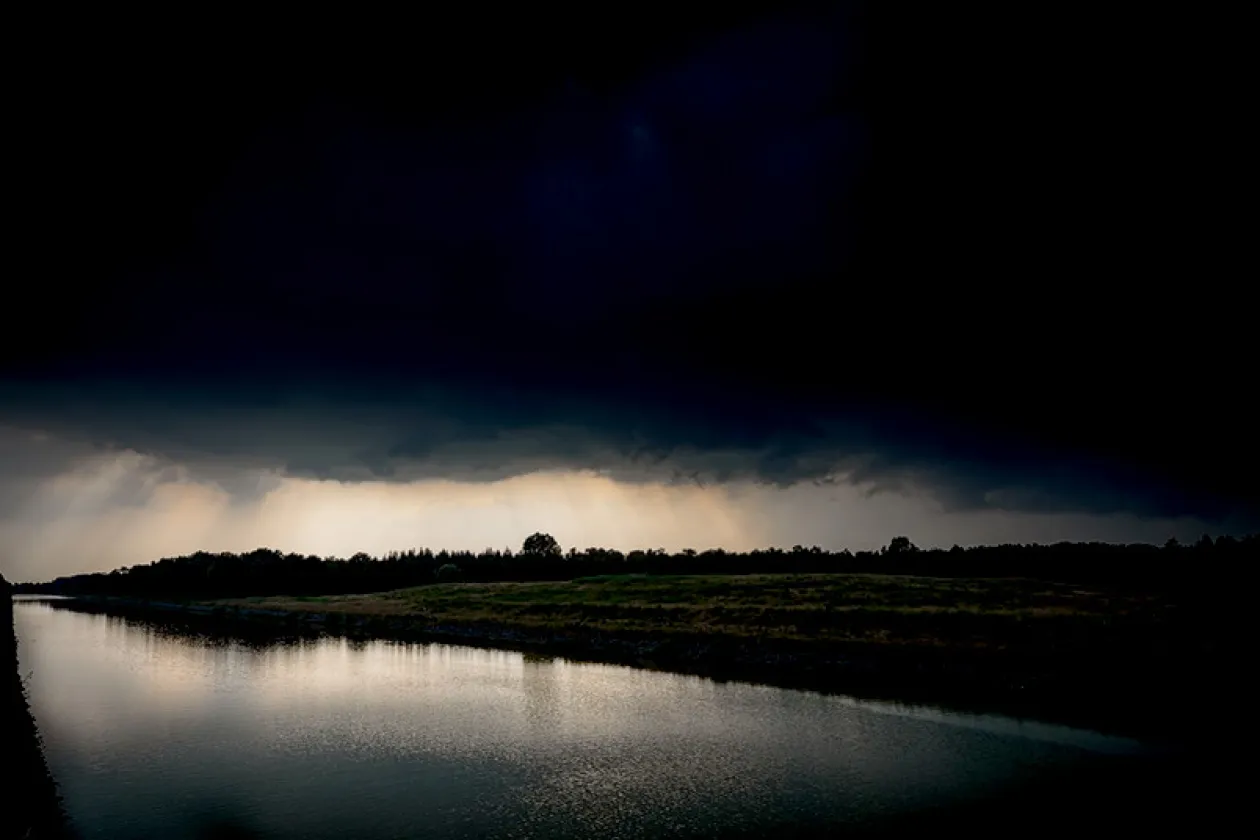 Fluss in Abendstimmung getaucht