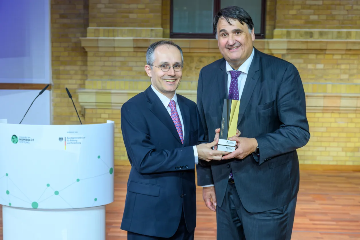 Zwei Männer mit Pokal